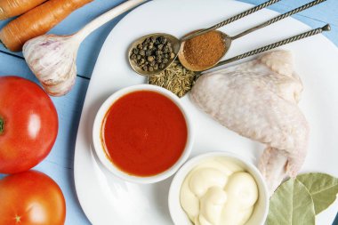 Güzel kokulu biber bezelye, tarçın ve gümüş kaşık zira. Ev yapımı mayonez ve domates sosu tavuk eti için. Doğal diyet gıda köyü öğle veya akşam yemeği için. Üstten görünüm