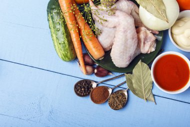 Et, kümes hayvanları ve diyet yemek veya öğle yemeği yemek için taze organik sebze. Gümüş kaşık ile aromatik baharat. Üstten görünüm. Kopya alanı.