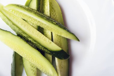 Metin için yer ya da kopya alanı ile beyaz tabakta organik turşusu dilimlenmiş. Diyet gıda sağlıklı yaşam için. Üstten görünüm.