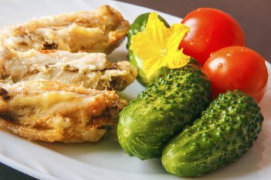 Taze doğal turşusu ve organik domates kümes tavuk eti için. Sağlıklı gıda.