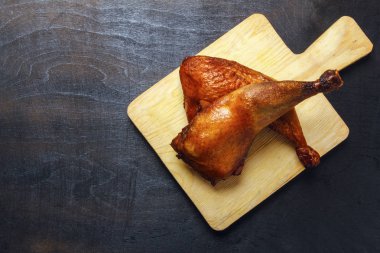 Tavuk budu, ahşap kesme tahtası üzerinde bir ızgarada pişirilir. Üstten görünüm. Kopya alanı.