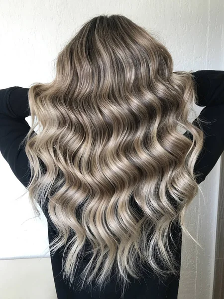 Cabelo loiro longo com balayage — Fotografia de Stock