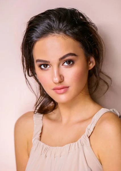 Porträtt av en modell med professionell makeup på en beige bakgrund — Stockfoto