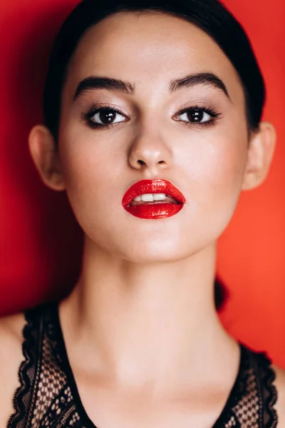 Женский портрет с красными губами — стоковое фото