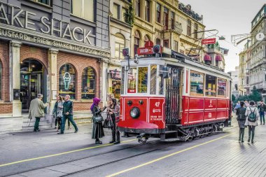 Istanbul, Türkiye - Kasım, 2015: Kırmızı vintage tramvay Istanbul Istiklal Caddesi üzerinde.