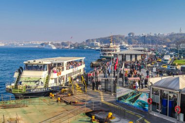 Istanbul, Türkiye - Kasım, 2015: Eminönü İlçe Istanbul'da yolcu feribot iskelesi ve insan kalabalığı, Istanbul yakınında ile