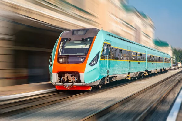 Moderno Trem Interurbano Estação Ferroviária Com Borrão Movimento — Fotografia de Stock