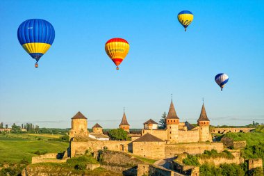 Kamyanets-Podilskyi, Ukrayna-Mayıs 2017: Antik Ortaçağ Kamianets-Podilskyi Kalesi balonlar ile.
