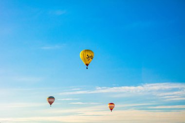 Kamyanets-Podilskyi, Ukrayna-Mayıs 2017: Renkli sıcak hava balonları mavi gökyüzü üzerinde uçuş.