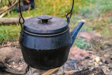 Kamp kamp gezisinde bir Katamaran Dinyester Nehri üzerinde sırasında üzerinde eski geleneksel siyah çaydanlık.