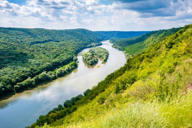 Yin ve Yang Adaları Dnister River canyon yukarıda hava görünümünü. Milli Park Dnister Kanyon, Ukrayna.