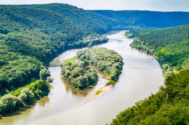 Yin ve Yang Adaları Dnister River canyon yukarıda hava görünümünü. Milli Park Dnister Kanyon, Ukrayna.