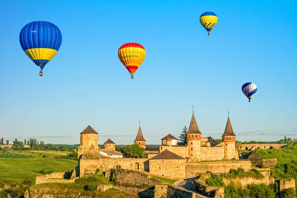 Kamyanets-Podilskyi, Ukrayna-Mayıs 2017: Antik Ortaçağ Kamianets-Podilskyi Kalesi balonlar ile.