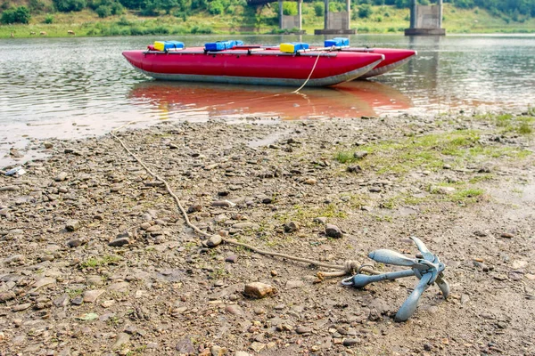 Gezisinde Bir Katamaran Dinyester Nehri Üzerinde Kırmızı Katamaran — Stok fotoğraf