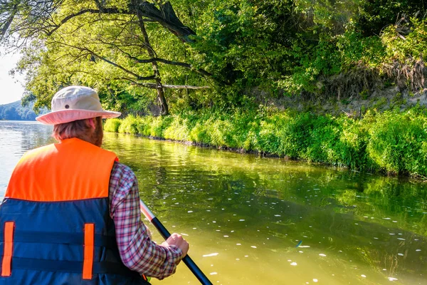 Turuncu Can Yelekleri Erkekte Nehri Üzerinde Bir Şişme Katamaran Üzerinde — Stok fotoğraf