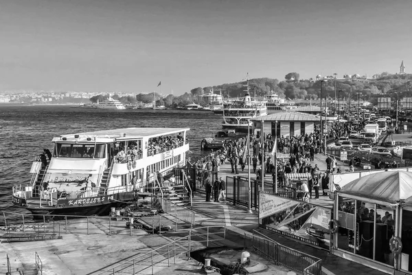 伊斯坦布尔 土耳其 2015年11月 伊斯坦布尔 Eminonu 区与码头附近的客运渡轮和人类人群 伊斯坦布尔 — 图库照片