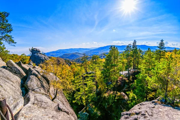 Rochers de Dovbush à l'automne . — Photo