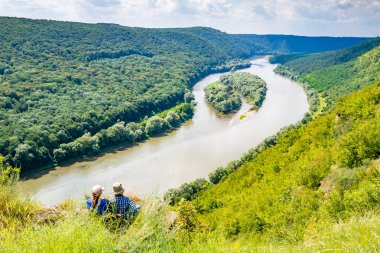 Nehir Kanyonu üzerinde dağın tepesinde iki kız.