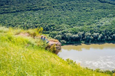Nehir Kanyonu üzerinde dağın tepesinde iki kız.