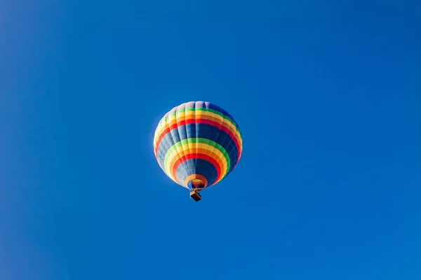 Globos de aire caliente de colores sobre el cielo azul. — Foto de Stock