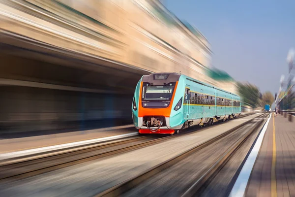 Comboio na estação ferroviária . — Fotografia de Stock