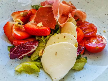 Orijinal hamon, kiraz domates, çilek ve mozzarella salatası.