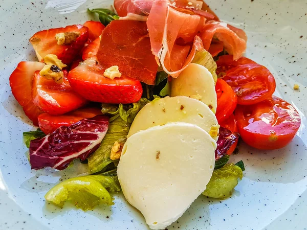 Original hamon, cherry tomato, strawberry and mozzarella salad.