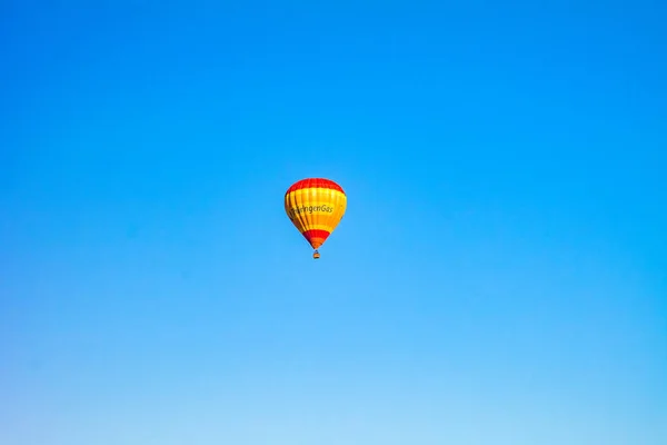 Kolorowe balony na gorące powietrze nad błękitnym niebem. — Zdjęcie stockowe