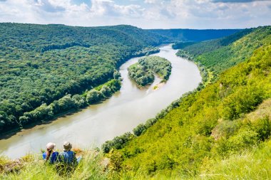 Nehir Kanyonu üzerinde dağın tepesinde iki kız.