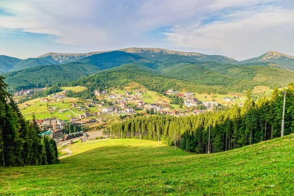 Malerischen Sommer Blick auf das Resort bukovel aus der Höhe, Karpaten, Ukraine — Stockfoto