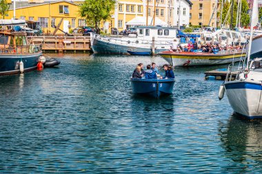 Kopenhag Christianshavn kanalda teknede gençler, Danimarka.