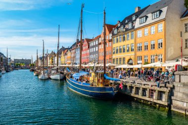 Kopenhag, Danimarka Eski Şehir renkli binalar, gemiler, yatlar ve diğer tekneler ile Nyhavn iskelegörünümü
