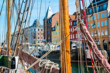 Kopenhag, Danimarka Eski Şehir renkli binalar, gemiler, yatlar ve diğer tekneler ile Nyhavn iskelegörünümü