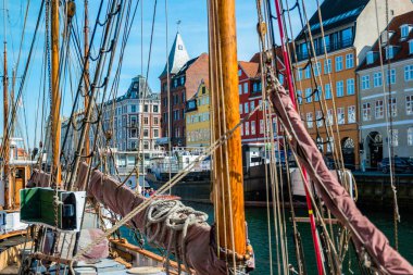 Kopenhag, Danimarka Eski Şehir renkli binalar, gemiler, yatlar ve diğer tekneler ile Nyhavn iskelegörünümü
