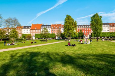 Rosenborg Kalesi'nin yanındaki Kralın bahçesinde dinlenen insanlar
