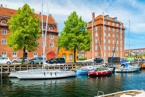 Канал християсгавн з яскравими будівлями і човнами в Копенгагені, Данія. — стокове фото
