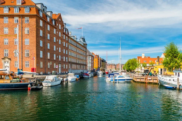 Canal Christianshavn con coloridos edificios y barcos en Copenhague, Dinamarca — Foto de Stock