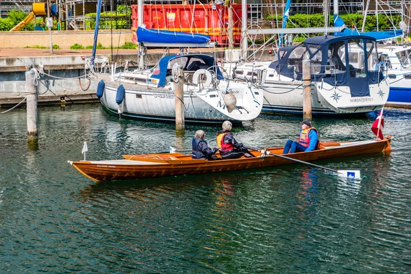 Kopenhag Christianshavn kanalda teknede gençler, Danimarka. — Stok fotoğraf