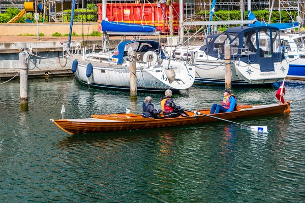 Young people on the boat at Christianshavn channel in Copenhagen, Denmark. — Stock Photo, Image