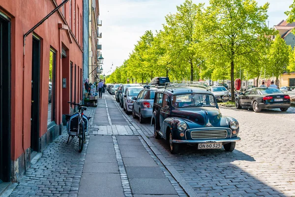 Вид на улицу с винтажным классическим британским автомобилем Morris Motors в центре Копли, Дания . — стоковое фото