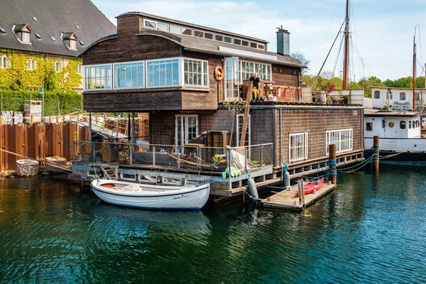 Floating houseboat and boats on city canal in Copenhagen, Denmark. — Stock Photo, Image