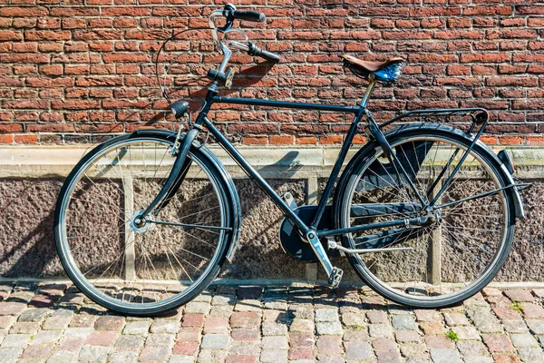 Arquitetura exterior. Bicicletas vintage na frente da fachada de tijolo em Copenhague, Dinamarca — Fotografia de Stock