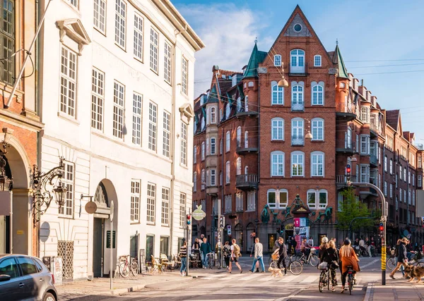 Уличная жизнь Копенгагена. Люди гуляют, катаются на велосипедах в центре города . — стоковое фото