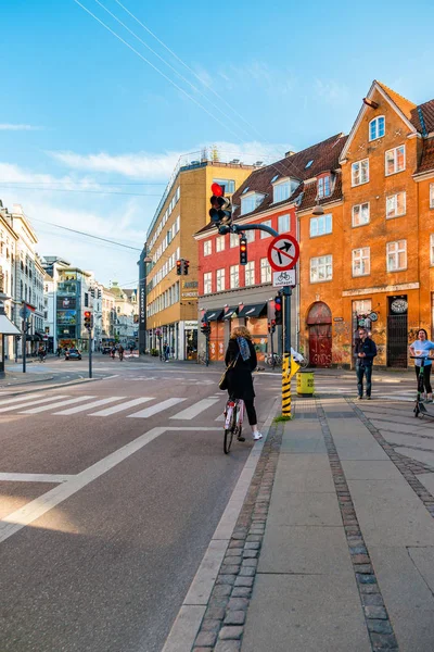 La vida callejera en Copenhague. Gente montando bicicletas en el centro de la ciudad . — Foto de Stock