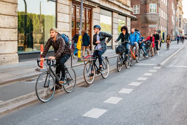 Уличная жизнь Копенгагена. Люди катаются на велосипедах в центре города . — стоковое фото