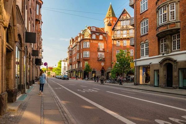 Уличная жизнь Копенгагена. Люди гуляют, катаются на велосипедах в центре города — стоковое фото