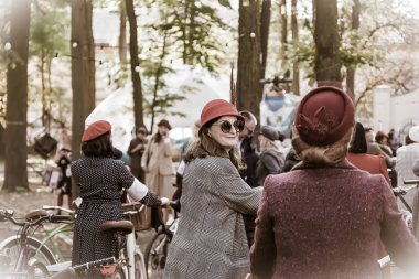 Frankivsk 'in Retro Cruise' u. Retro kostüm giyen ve bisiklet tüvit işine katılan insanlar Retro Cruise 'u yönetiyor..