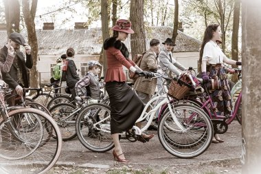 Frankivsk 'in Retro Cruise' u. Retro kostüm giyen ve bisiklet tüvit işine katılan insanlar Retro Cruise 'u yönetiyor..