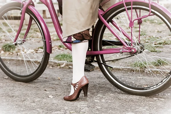 Retro cruise de Frankivsk. Personer i retrokläder deltar i cykel tweed kör Retro kryssning. — Stockfoto