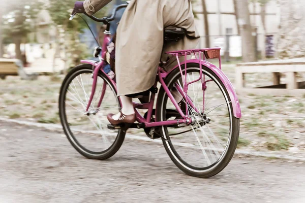 Retro rejs de Frankowsk. Ludzie w retro ubrania uczestniczące w rowerze Tweed uruchomić Retro rejs. — Zdjęcie stockowe